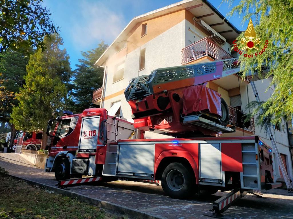Macerata – Paura in via Di Pietro, fiamme da un appartamento: intervengono i vigili del fuoco